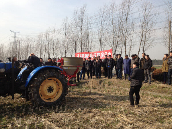 高效环保新利器 有机肥施肥机现场演示会在江苏常熟成功召开